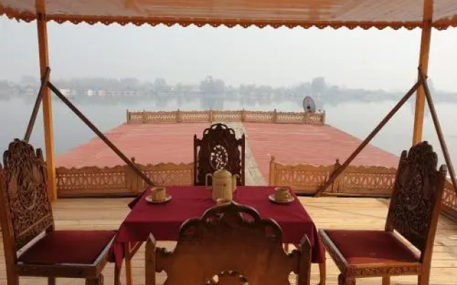 New Zenith Group of Houseboats