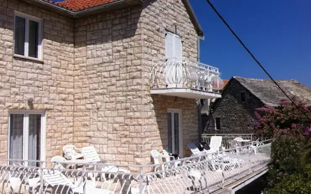 Central Studio Apartments & Dormitory Rooms