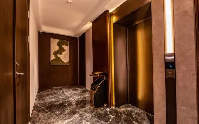 Rour Seasons Red Maple Hotel