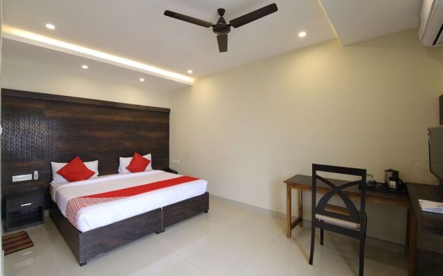 OYO 28093 Royal Sand