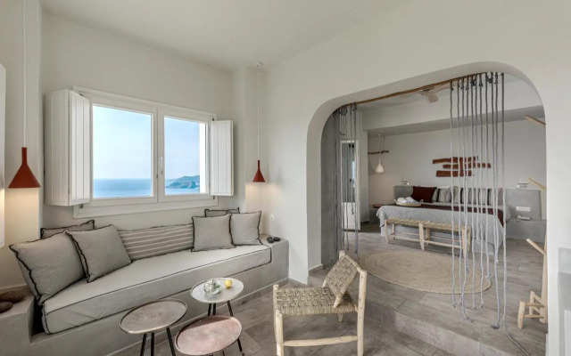 Luxury villa in Megalochori Santorini with Jacuzzi