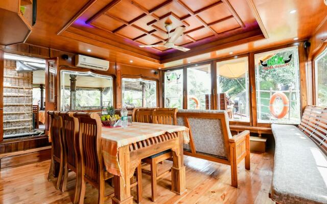 Oyo 24606 Waves And Wind 3Bhk Houseboat