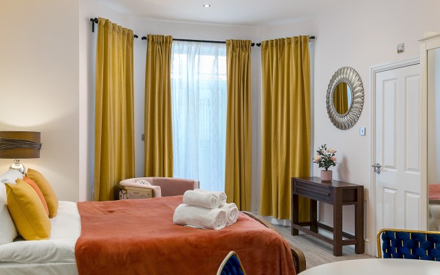 Designer 1-bedroom in Kensington
