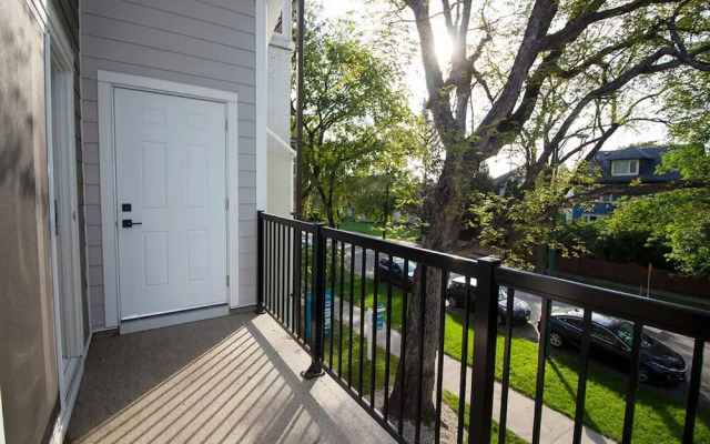 Gorgeous 2-bedrooms Duplex Upper Unit