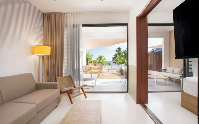 Cook's Bay Hotel and Suites