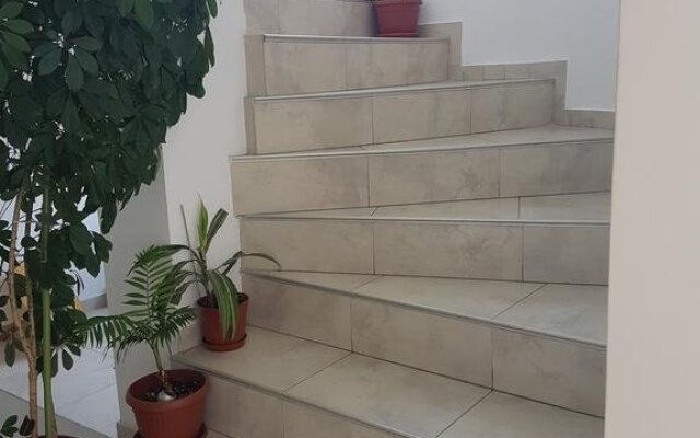 Brilliantin Guest House