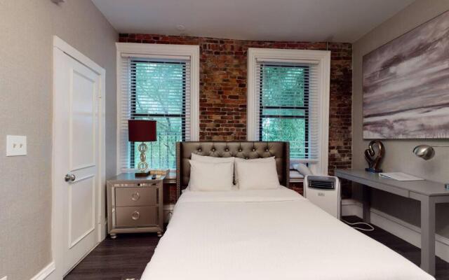 L 3-33 Stylish Private Studio in Boston!