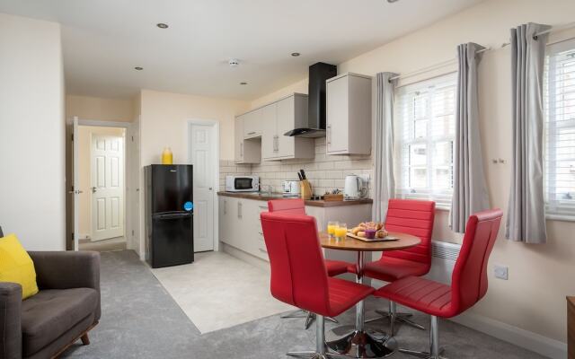 Elliot Oliver - 2 Bedroom Modern Apartment