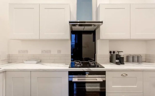 Luxury 4-bedroom Townhouse in Prestigious West End