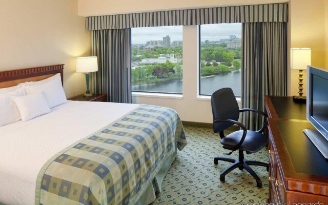 DoubleTree Suites by Hilton Hotel Boston - Cambridge