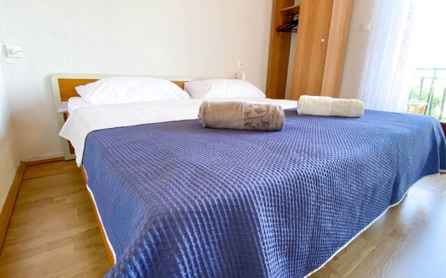 Inviting 3-bed Apartment in Okrug Donji Beachfront