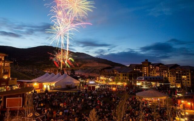 Fully Equipped in the Heart of Canyons Village by RedAwning