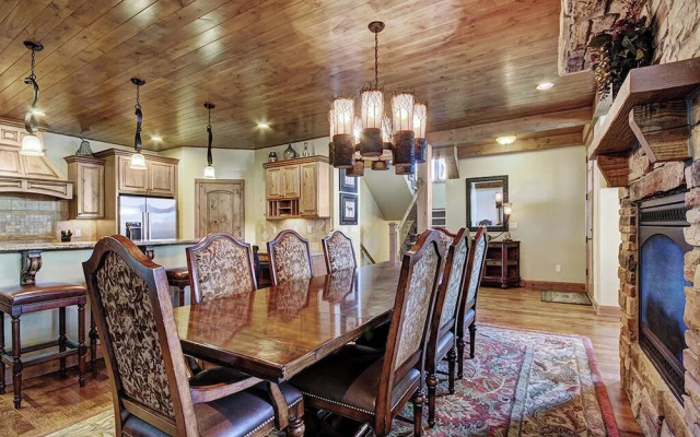 Lofty Fox Villa by RedAwning