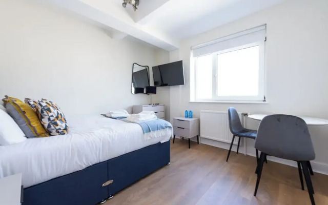 Apt 856 Chelsea Cloisters Sloane Avenue