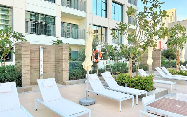 Elegant Stay: Balcony & Stunning Dubai Creek Views