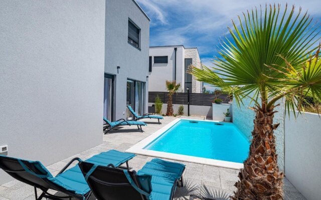 Villa in Zaton With Swimming Pool