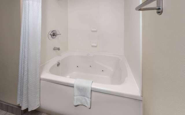 Super 8 by Wyndham Copley Akron