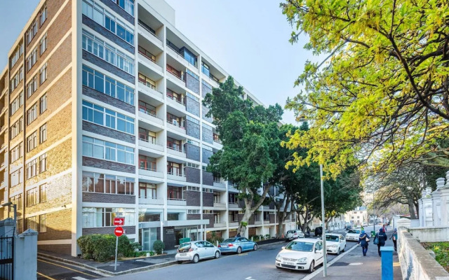 Secure Studio Apartment. With Mountain Views and a Pool