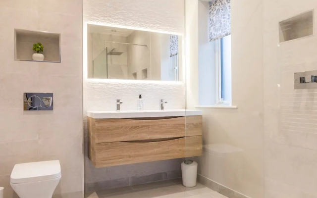 Stylish new Home With Parking - King Beds Garden