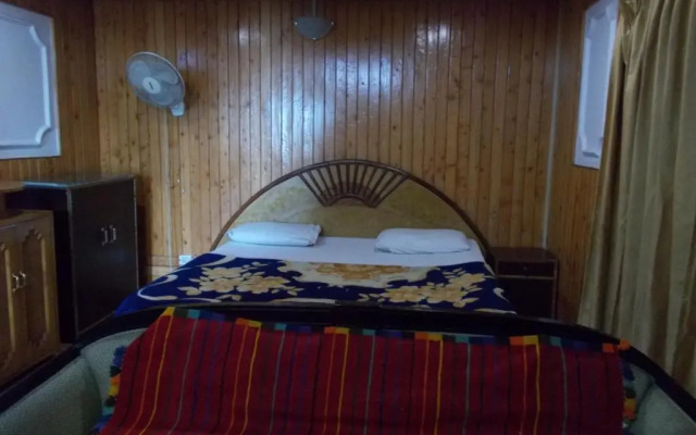 Mall road Stay with In-house restaurant