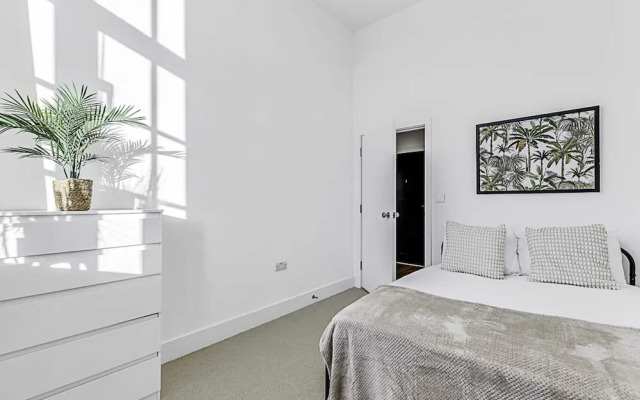 Vibrant 2-bed Flat: Acton's Best Stay!