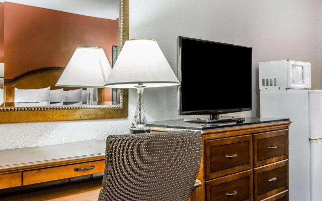 Econo Lodge Inn & Suites Enterprise