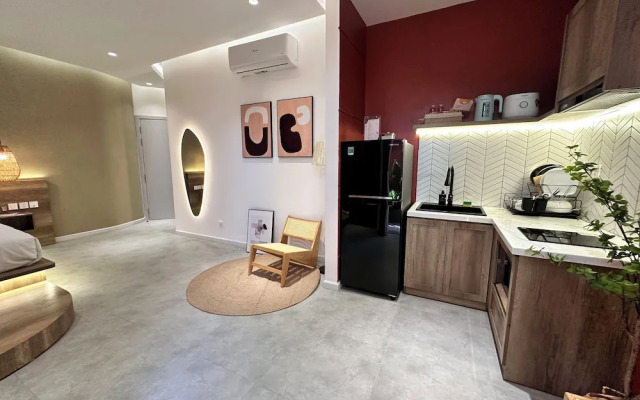 Kin Wander Tan Phong, The Moonage