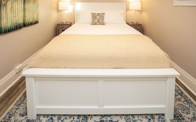 Cozy Retreat | Walk to Unc | Free Cruiser Bikes