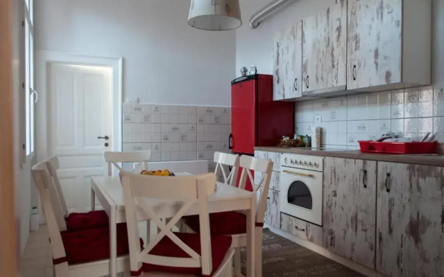 Designer Apartment in heart of city - River view!