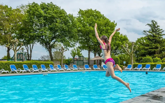 Comfy Chalet With Cooking Island in Limburg