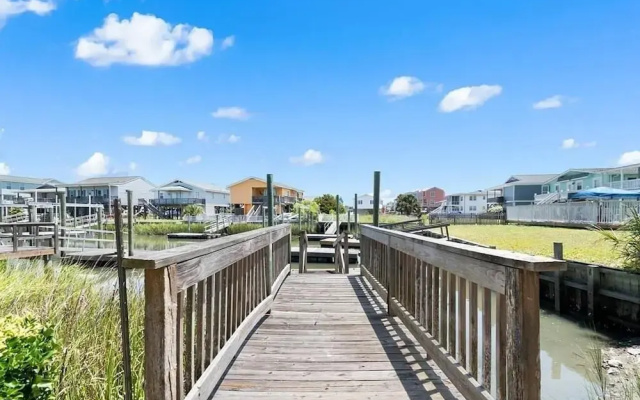 Heaven's Anchor 3 Bedroom Home by RedAwning