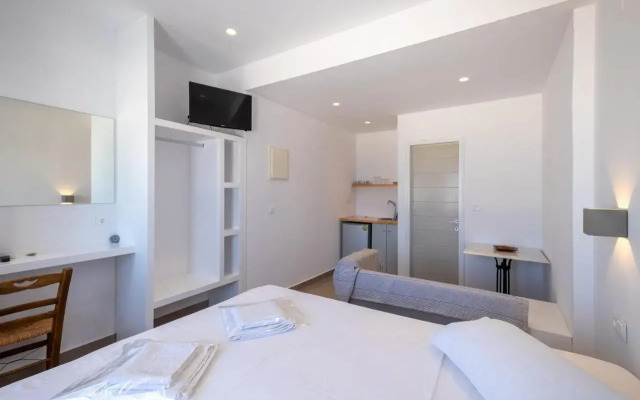 Lorenzo Studios and Suites Paros