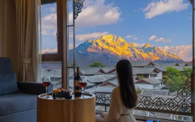 Panoramic View of Snow Mountain in Shanye Rizhao Jinshan (Lijiang Ancient City Branch)