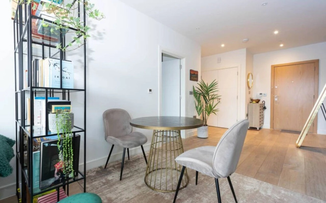 Tranquil & Stylish 1 Bedroom Flat With Private Balcony