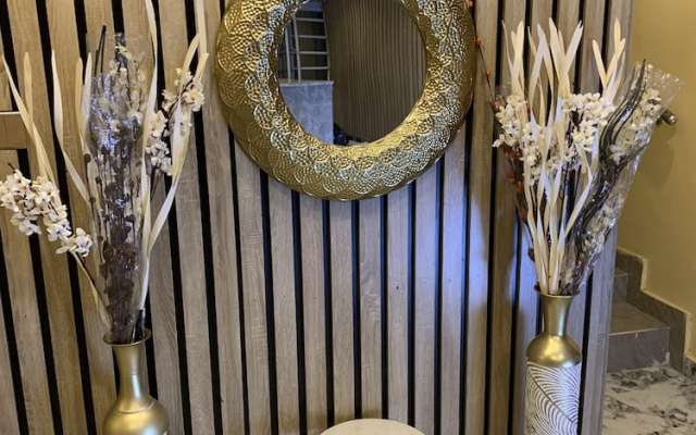 Jf Royal Hotel & Suites