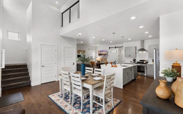 Steps From River & Old Town - Hot Tub & King Bd