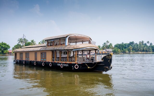 OYO 23047 Rkv Golden Petal Houseboat 3 Bhk