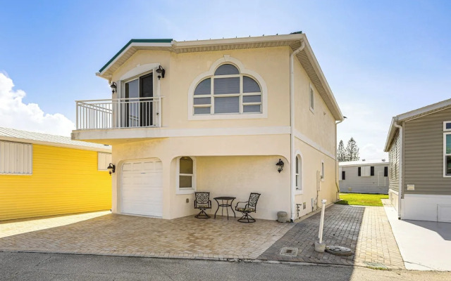 Ocean Access, Mini Golf & Pools: Jensen Beach Gem