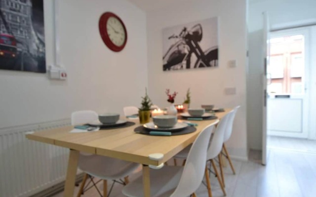 Charming 5-bed House in City Center and Car Park