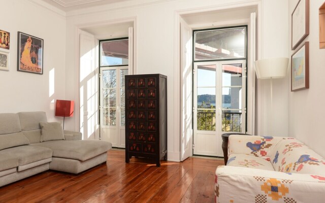 Bright Apartment with River View