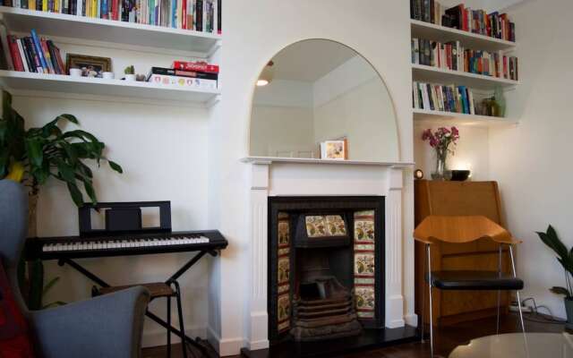 Artistic Modern 1 Bedroom Flat in Clapton