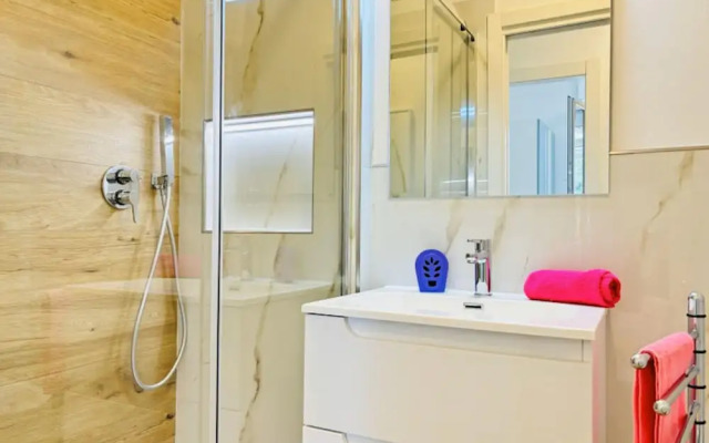 Comfy Apartment With Terrace by Beahostrentals