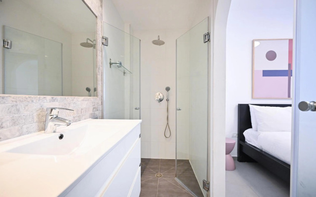 Designed 3BR in Frishman 15 by HolyGuest