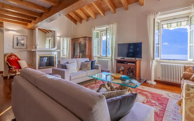 Easy Welcome Aglaia Luxury Lake View Apartment