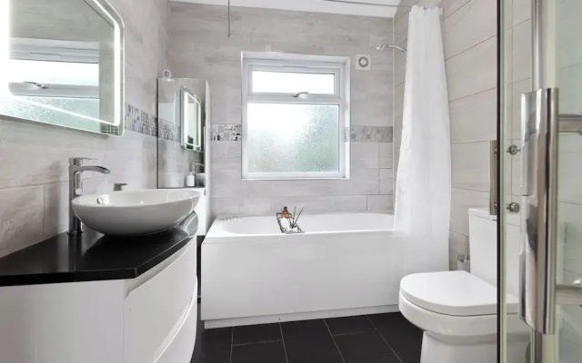 4 Bed - Sleeps 9 - Free Parking - 20 min Gatwick