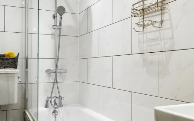 Dream Stays Bath - Trim Street Townhouse with Hot tub