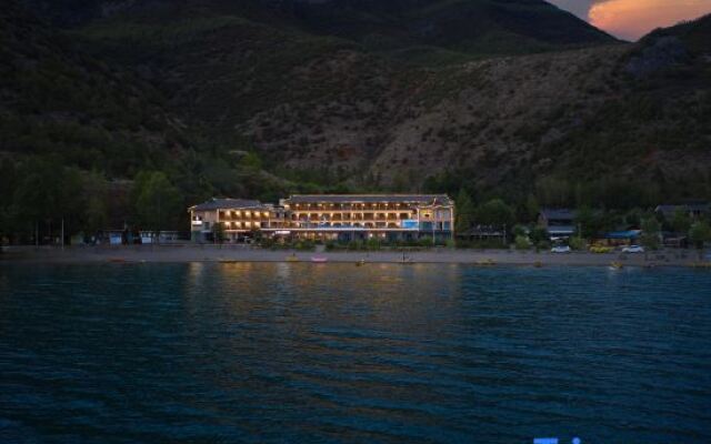 Mei Lu. Lakeside  Hotel