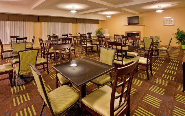 Holiday Inn Express Hotel & Stes Kansas City Sports Complex, an IHG Hotel