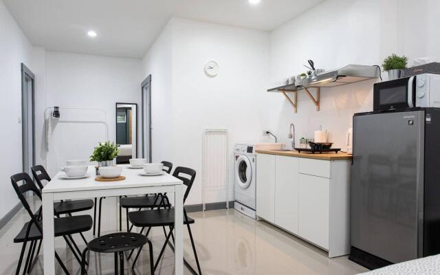 P1 Silom Pan large room full kitchen WIFI 4-6pax