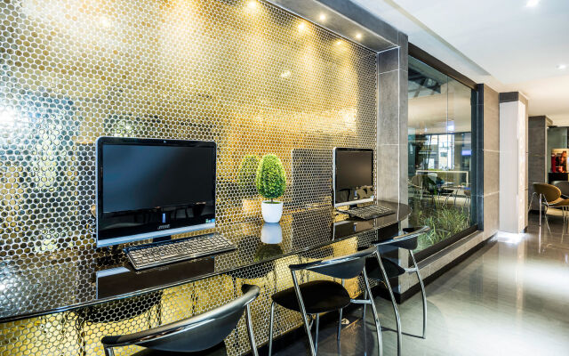 Lloyds Apartsuites Parque 93